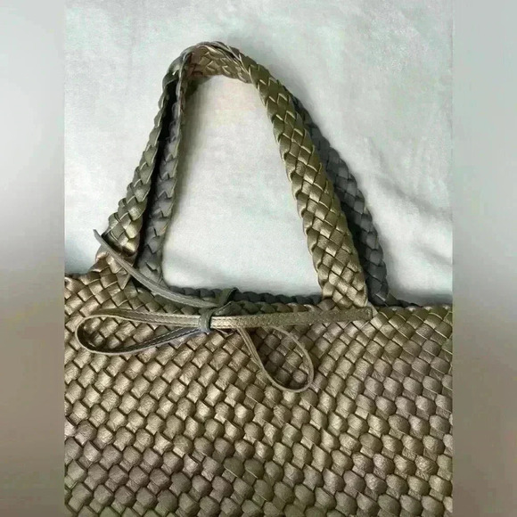 Large Woven Vegan Metallic Tote Bag With Tie Closure. - Picture 2 of 6